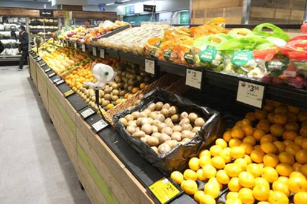 To cut down on grocery costs, households are spending more time shopping around for savings. (AP PHOTO)